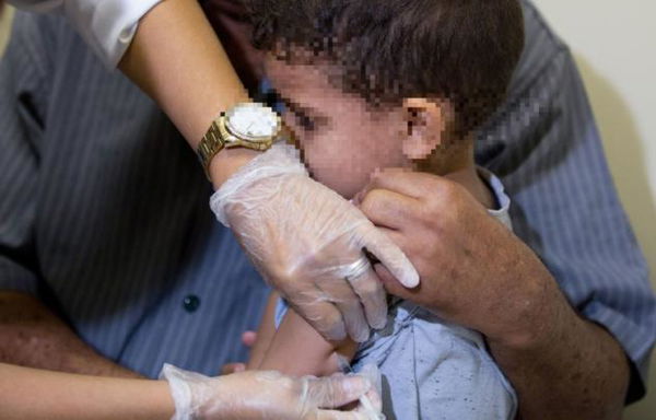 Bimbo guarisce dalla leucemia ma non può tornare a scuola perché i compagni non sono vaccinati