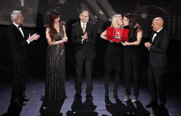Sanremo 2019, critiche per il premio a Pino Daniele: «Inadeguato all’una di notte dopo Pio e Amedeo»