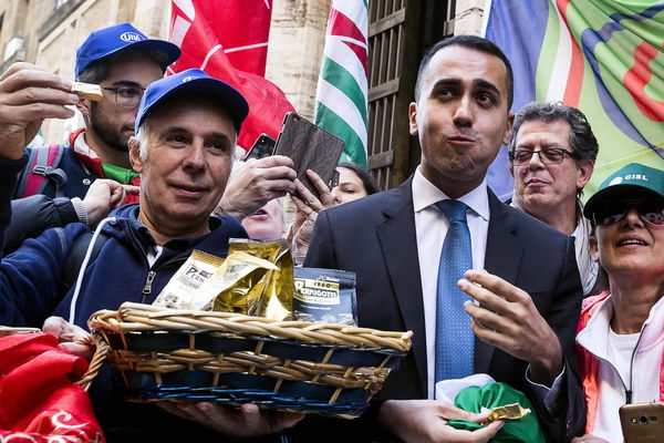 Pernigotti, gli operai: «Meglio un altro mese senza lavoro che la cassa integrazione di Di Maio»