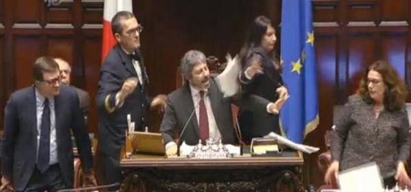 Bagarre alla Camera: Il Pd lascia l’Aula e Roberto Fico viene colpito da un fascicolo | VIDEO