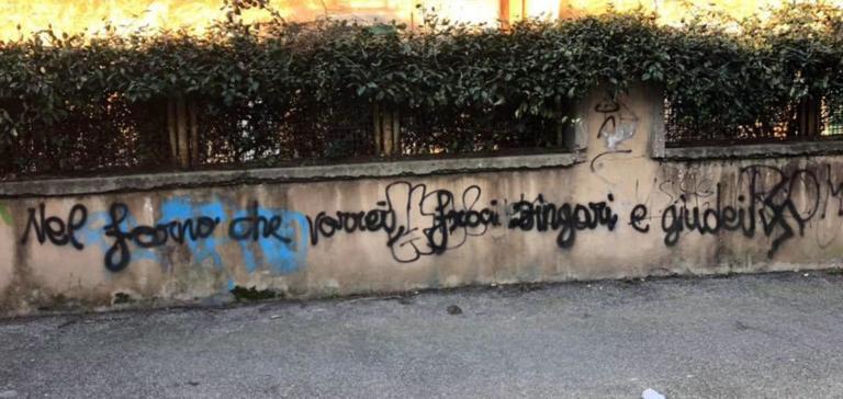 Alla Garbatella una scritta con svastica contro ebrei, rom e gay