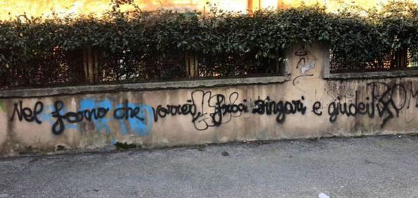 Alla Garbatella una scritta con svastica contro ebrei, rom e gay