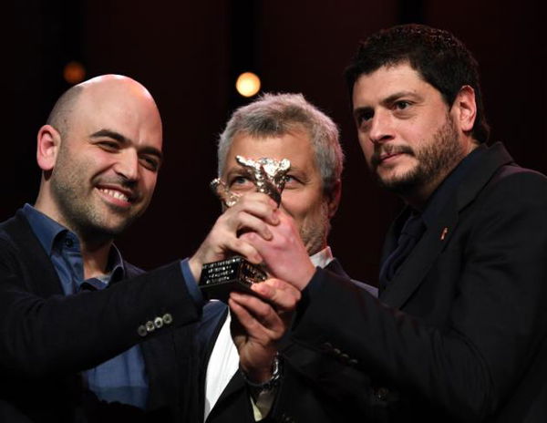 Saviano è «Orso d’argento» a Berlino: «La dedica è alle ong e ai maestri di strada di Napoli»