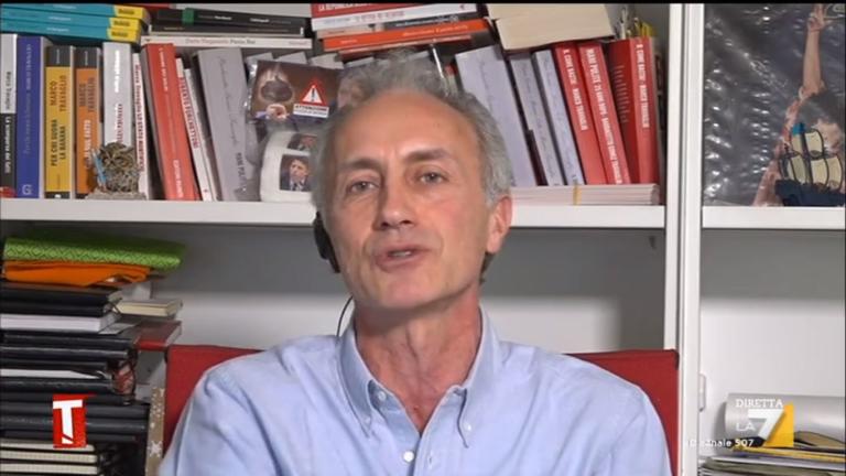 Travaglio attacca Italia Viva: descrive il partito di Renzi come «i giullari di corte»