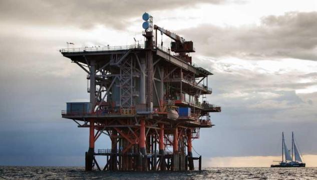 Il governo blocca le trivelle nell'Adriatico, ma a pochi chilometri dalle coste ci sono quelle croate