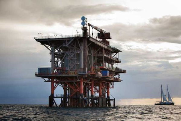 Il governo blocca le trivelle nell’Adriatico, ma a pochi chilometri dalle coste ci sono quelle croate