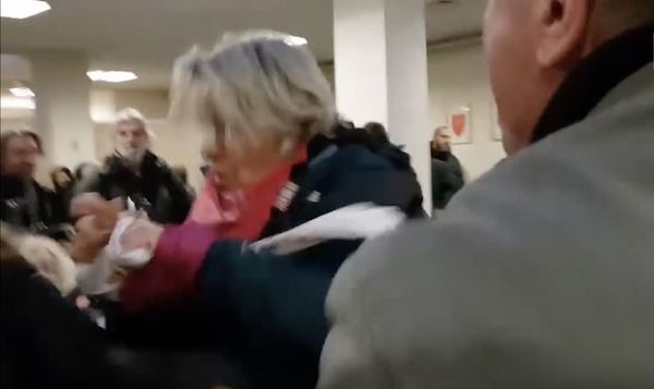 Attivista di Non una di meno aggredita durante il convegno del senatore Pillon