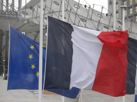 Cuneo, il sindaco espone la bandiera della Francia, il prefetto la fa rimuovere