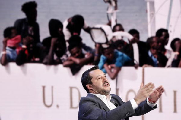 Dopo il muro di Trump, la barriera anti-ong: la nuova proposta di Salvini