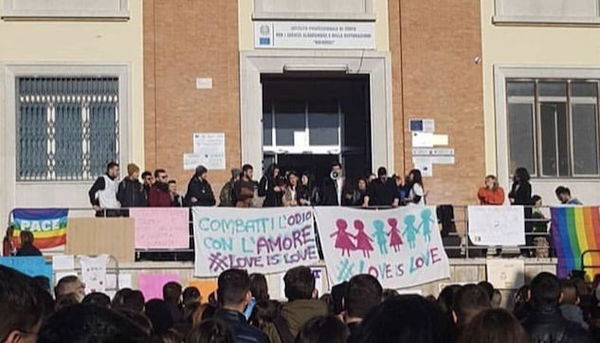 Brindisi, la campagna degli studenti contro l’omofobia: #Siamotuttifroci