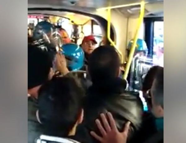 Torino, le cariche della polizia su un tram di linea | VIDEO