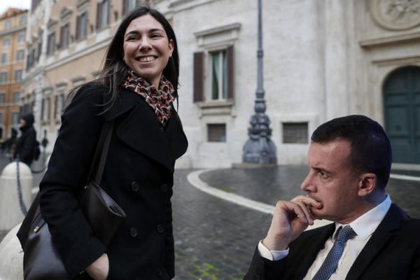 Al momento non c’è alcuna prova concreta che Casalino abbia convinto la Sarti a denunciare l’ex compagno