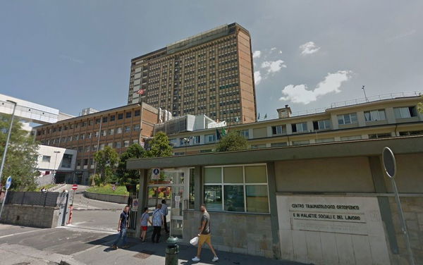 Vercelli, sperona l’auto della ex fidanzata e le dà fuoco: la donna è in gravi condizioni