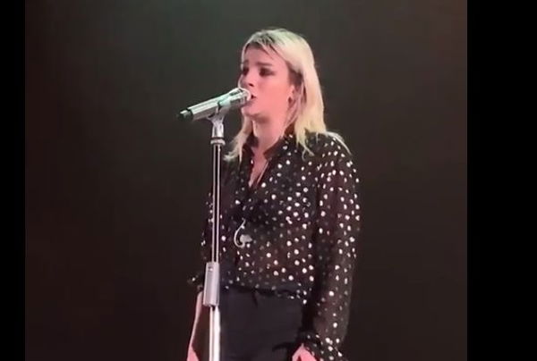 «Mi fanno paura»: Emma Marrone commossa sul palco risponde agli insulti sessisti | VIDEO