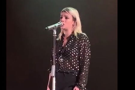 «Mi fanno paura»: Emma Marrone commossa sul palco risponde agli insulti sessisti | VIDEO article-post