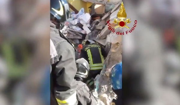Esplosione in una casa ad Avezzano: due persone tra le macerie, salvate | VIDEO