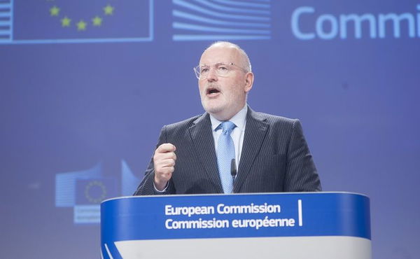 Il vicepresidente della Commissione Ue: «Il M5S è in un governo di estrema destra, una malattia»