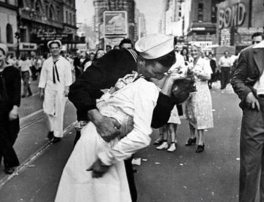 È morto George Mendonsa, il marinaio del famoso bacio a Times Square