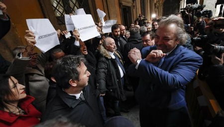 Il senatore Giarrusso: «Il gesto delle manette al Pd? Io, manettaro, non chiedo scusa» article-post