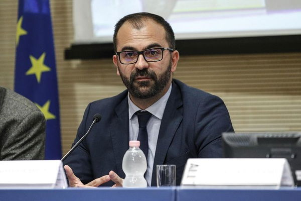 La ricetta del viceministro M5S: «Dobbiamo imparare dal Pci, con sedi e struttura pesante»