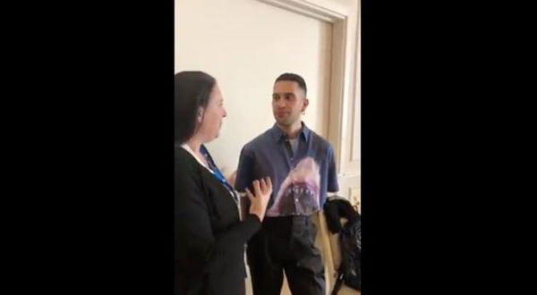 La storia della giornalista che ha chiesto a Mahmood se gli manca il suo paese | VIDEO