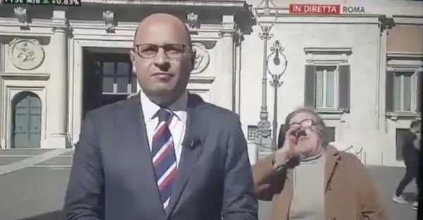 La donna che grida «Maledetti» a Sky durante la diretta di Marco Di Fonzo