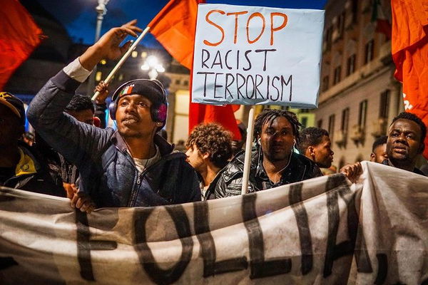 Napoli, aggressione razzista con spay urticante. «Io, accerchiato da una baby gang perché nero»