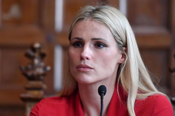 Cosa è successo tra Michelle Hunziker e la produzione di Adrian?