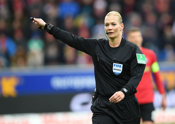L’arbitro è una donna: la partita non va in onda