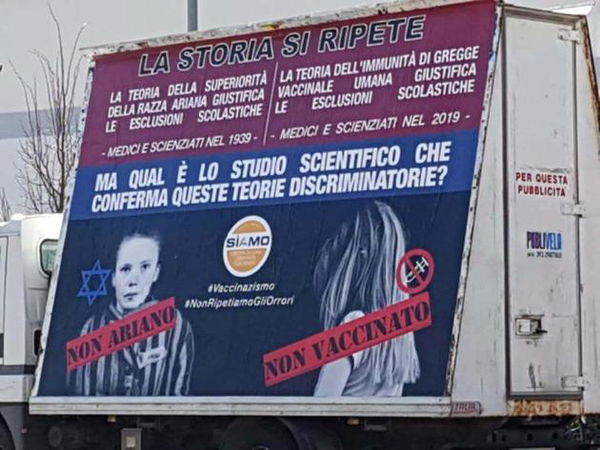 Trento, il manifesto dei no-vax con i bimbi non vaccinati come ad Auschwitz