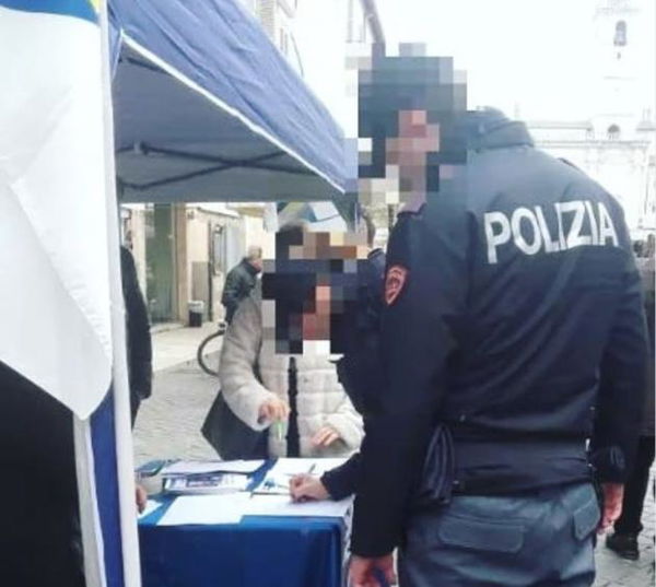 Poliziotti firmano ai gazebo di Salvini, parte l’inchiesta amministrativa