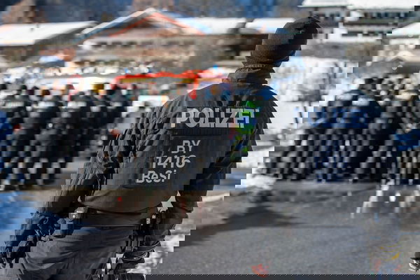 Il poliziotto che è andato porta a porta a smentire la fake news sui migranti stupratori diffusa su Facebook