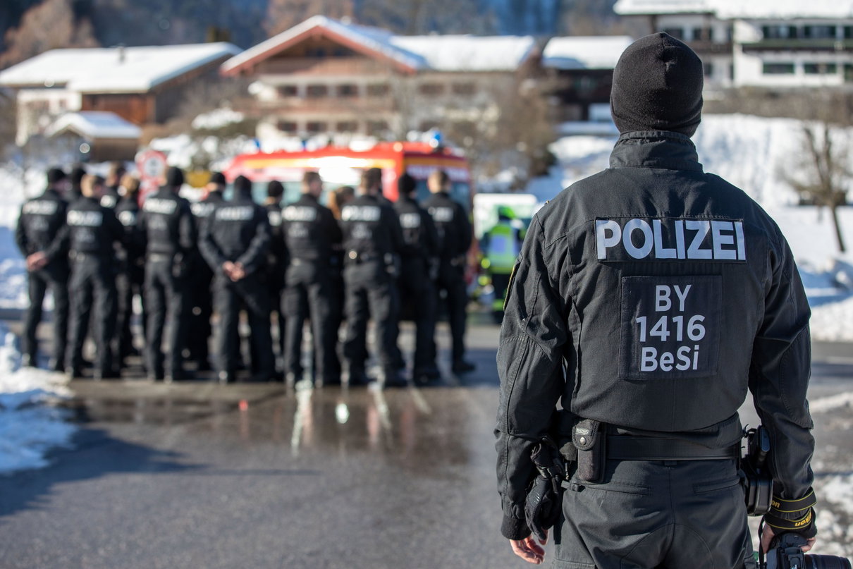 Il poliziotto che è andato porta a porta a smentire la fake news sui migranti stupratori diffusa su Facebook article-post
