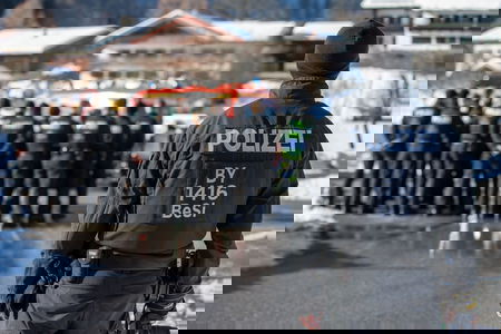 Il poliziotto che è andato porta a porta a smentire la fake news sui migranti stupratori diffusa su Facebook article-post