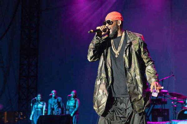 R Kelly lascia il carcere, ma dovrà rispondere di dieci accuse di molestie