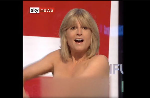 Rachel Johnson si spoglia in diretta: «Così almeno mi ascolterete mentre parlo di Brexit»