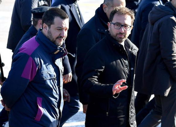 Salvini e Bonafede indagati per lo show dell’arresto di Battisti
