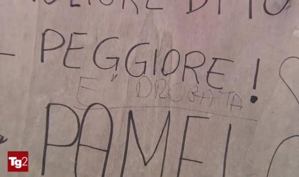 Pamela Mastropietro, sul ricordo lasciato dalla madre spunta la scritta: «È drogata»
