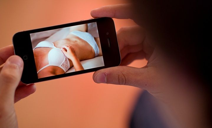 Cremona, il video hot diventa virale e finisce su YouPorn: 17enne presenta denuncia article-post