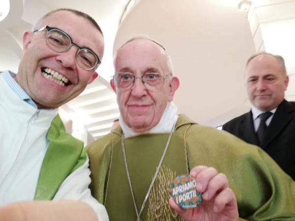 Papa Francesco mostra la spilla «Apriamo i porti»