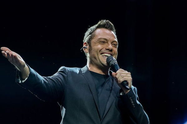 Tiziano Ferro annuncia il suo nuovo album davanti a una torta di compleanno