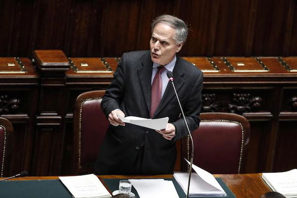 L’Italia sostiene la necessità di nuove elezioni libere in Venezuela, ma non riconosce Guaidò