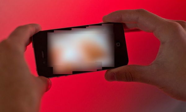 Quattro minori fanno sesso all’aperto, il video choc che gira nelle chat a Napoli