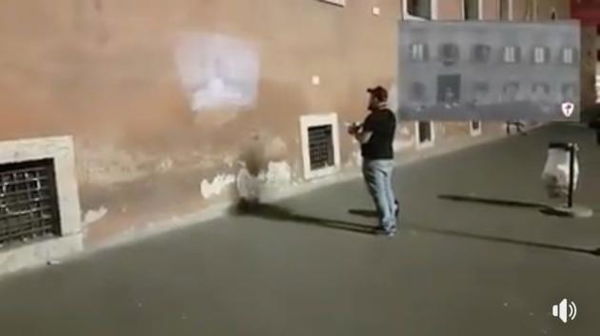 Azione Frontale ha proiettato indisturbata delle immagini del fascismo sul muro di Palazzo Venezia