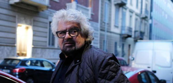 Beppe Grillo, a teatro, dice che Danilo Toninelli ha la sindrome di Asperger