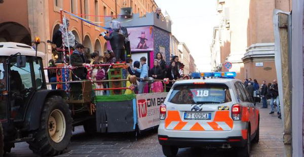 Bologna, bimbo cade da carro di carnevale. È gravissimo