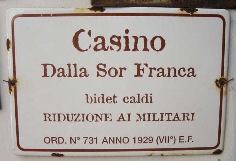 I Cinque Stelle pronti ad appoggiare Salvini per la riapertura delle case chiuse