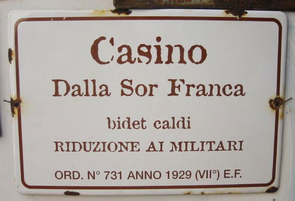 I Cinque Stelle pronti ad appoggiare Salvini per la riapertura delle case chiuse