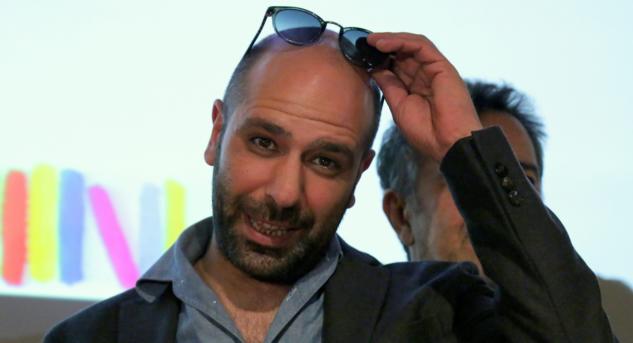 Checco Zalone cerca comparse per il suo nuovo film tra i migranti di Bari article-post