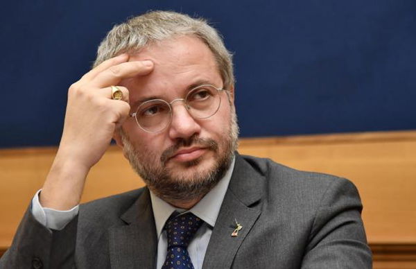 Claudio Borghi minaccia Maurizio Molinari, ma Tajani e il M5S lo richiamano all’ordine